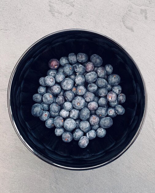 Photo high angle view of blackberries in container on table