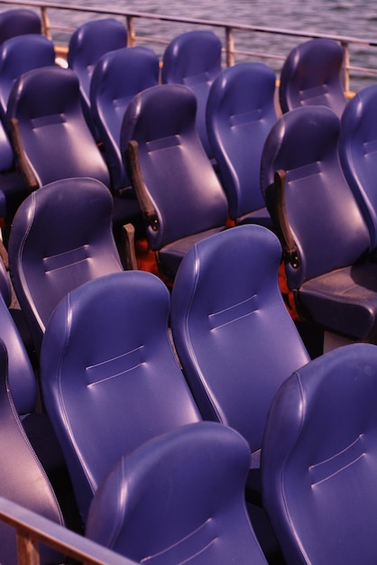 Photo high angle view of blue empty chairs