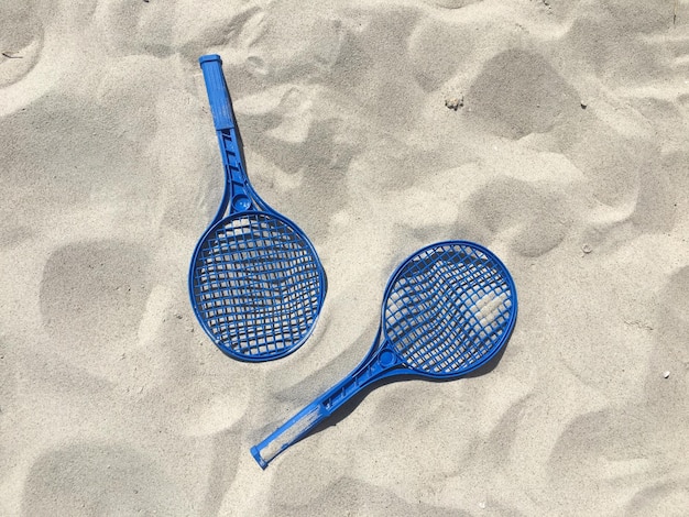 Photo high angle view of blue plastic on sand