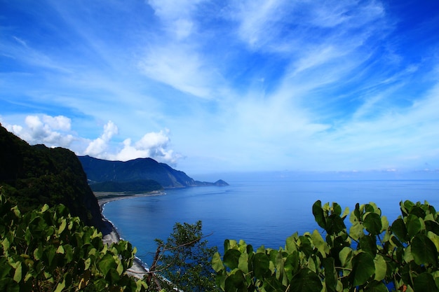 Foto vista ad alta angolazione del mare blu dalla riva rocciosa