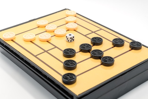 Высокоугольный вид настольной игры на белом фоне
