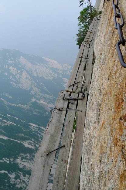 Foto vista ad alto angolo della passerella contro la montagna