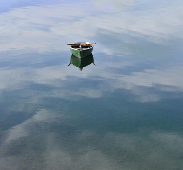 湖に浮かぶボートの高角度の景色