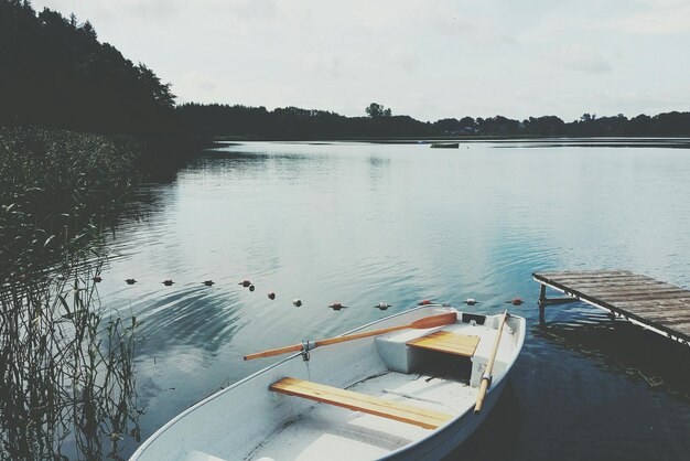 Photo high angle view of boat moored by pier over lake