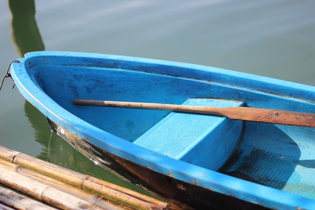 Photo high angle view of boat moored on lake