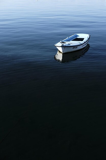 Photo high angle view of boat moored in lake