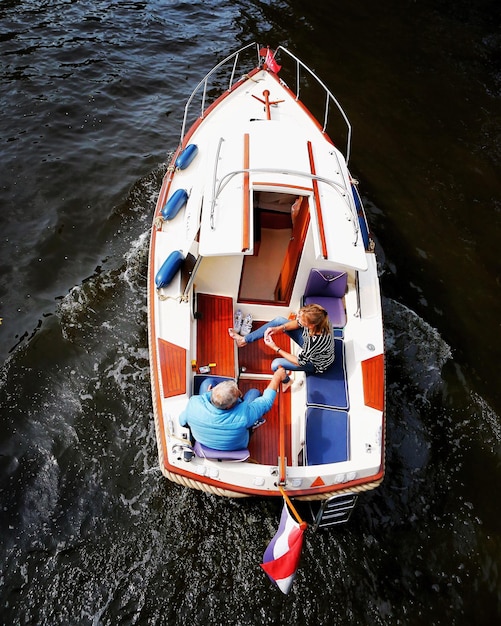 Foto vista ad alta angolazione di una barca ormeggiata sul fiume