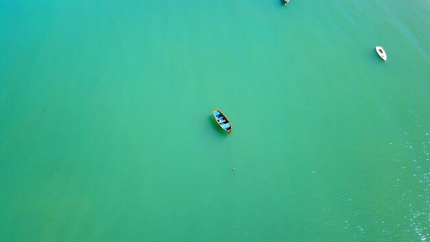 Высокоугольный вид лодки, пришвартованной на море