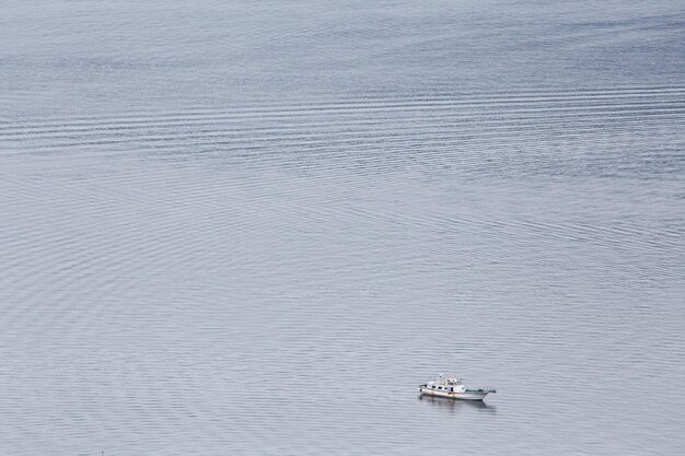 Photo high angle view of boat moving on sea