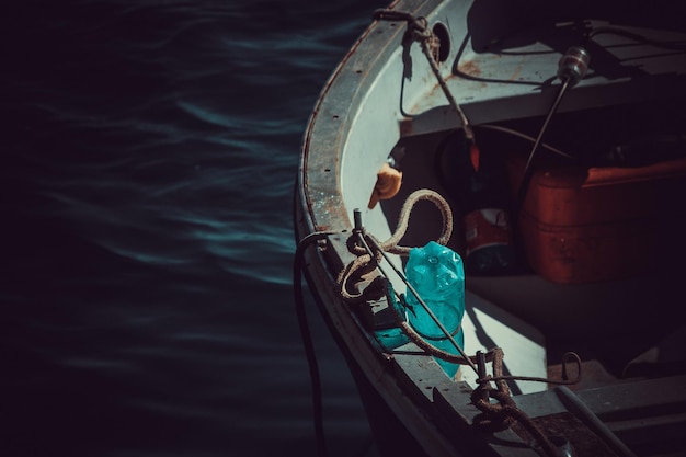 Foto vista ad alto angolo di una barca sul fiume