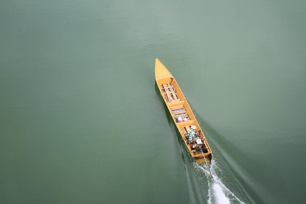 Photo high angle view of boat sailing on river