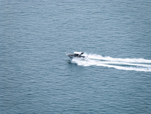 Foto vista ad alta angolazione di una barca che naviga in mare