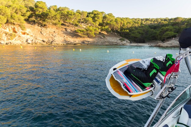 Foto vista ad alta angolazione di una barca in mare con wakeboard