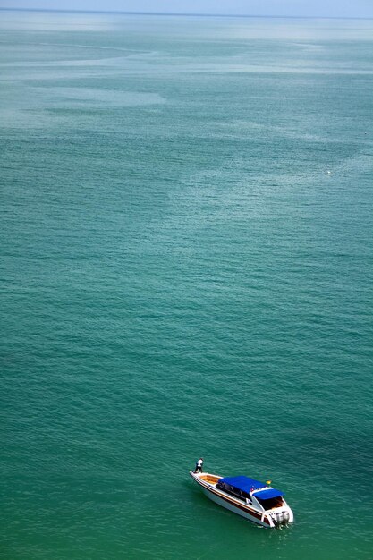 Photo high angle view of boat in sea