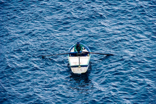 Foto vista ad alto angolo della barca in mare