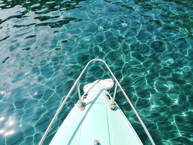 Foto vista ad alta angolazione di una barca in mare