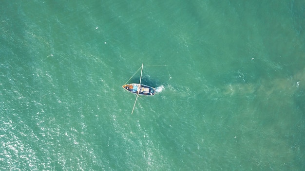 Photo high angle view of boat in the sea