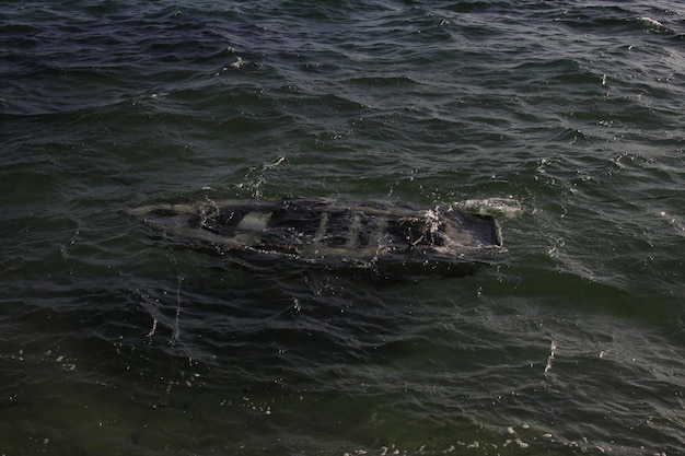 Photo high angle view of boat sinking in sea