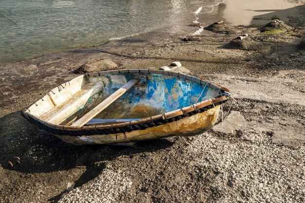 Photo high angle view of boat on wet street