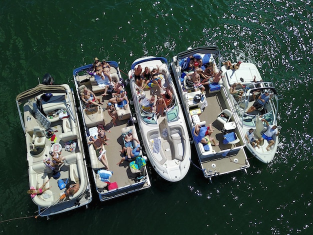 Photo high angle view of boats anchored on lake