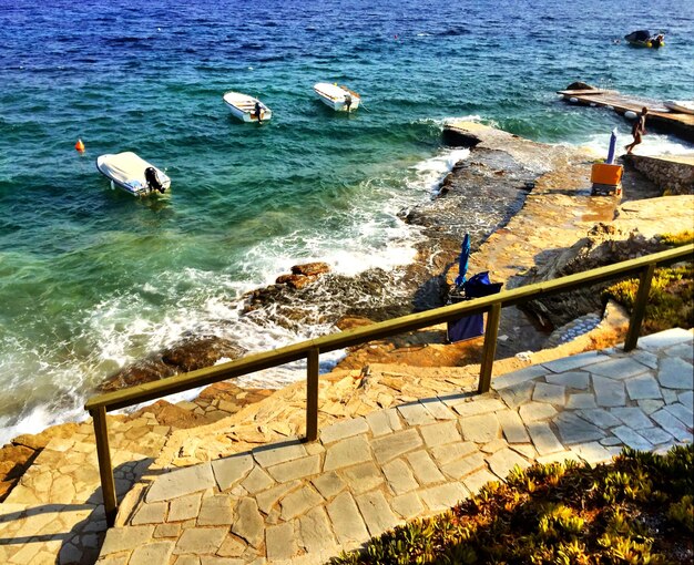 Foto vista ad alto angolo delle barche sulla spiaggia