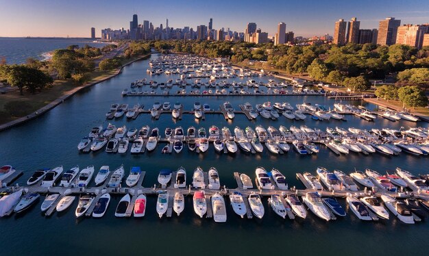 Photo high angle view of boats moored at harbor in city against sky