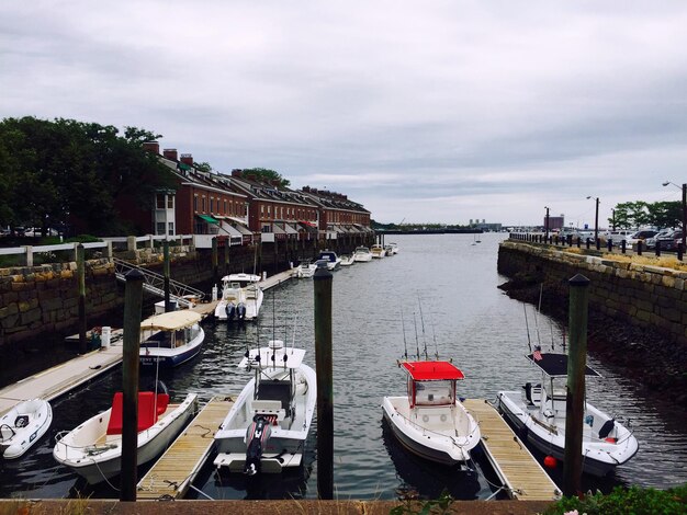 Photo high angle view of boats moored at harbor