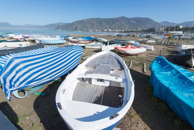 Photo high angle view of boats moored at harbor