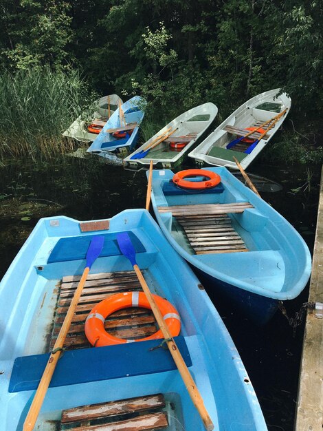 Foto vista ad alta angolazione delle barche ormeggiate sul lago