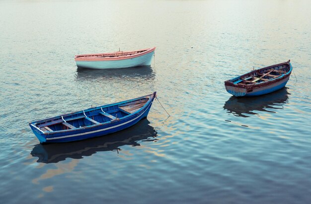 Photo high angle view of boats moored in lake