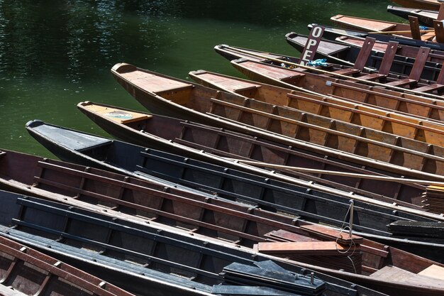 Photo high angle view of boats moored in lake