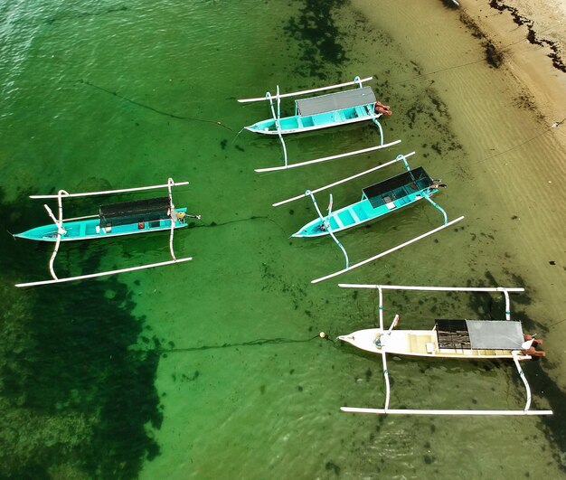 Foto vista ad alto angolo di barche ormeggiate in mare