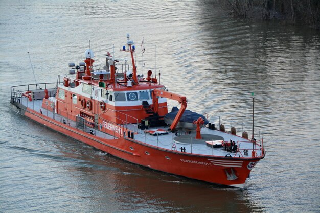 Высокоугольный вид лодок, пришвартованных в море