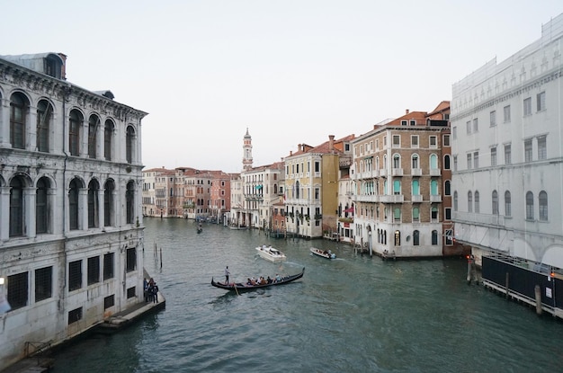空の向こうの建物の中のグランド運河で漕いでいるボートの高角度の景色
