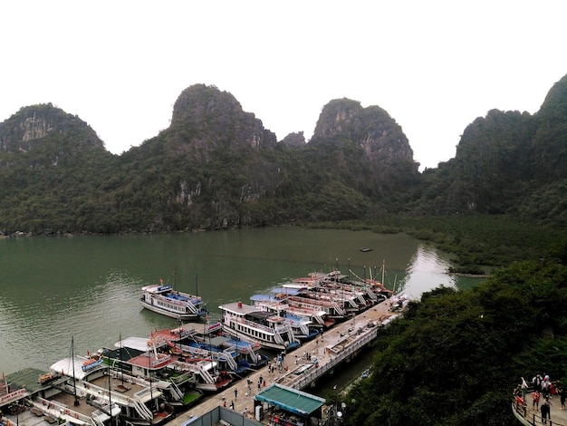 Photo high angle view of boats sailing in river against sky