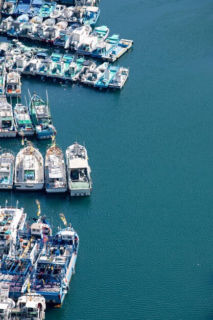 Foto vista ad alto angolo delle barche in mare