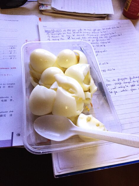 Photo high angle view of boiled eggs in plate on paper