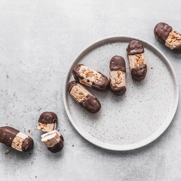 Photo high angle view of bokkenpootjes dutch chocolate cookies against white background