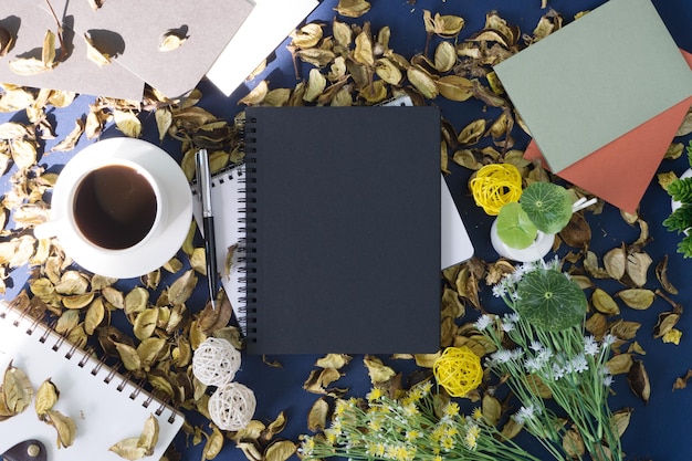 Foto vista ad alto angolo del libro e del caffè sul tavolo