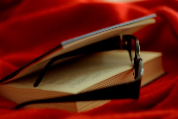 Foto vista ad alto angolo del libro e degli occhiali