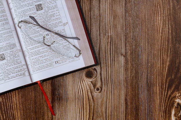 Foto veduta ad alta angolazione del libro sul tavolo