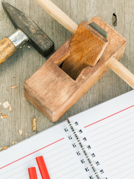 Photo high angle view of book and work tools on table