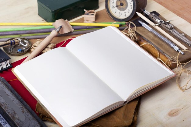 Foto vista ad alta angolazione dei libri sul tavolo