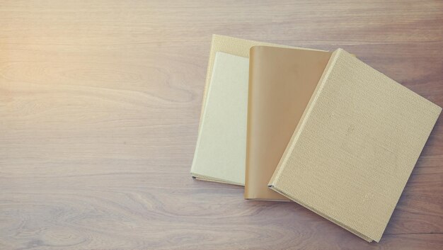 Photo high angle view of books on wooden table