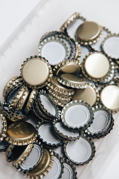 Photo high angle view of bottle caps on table