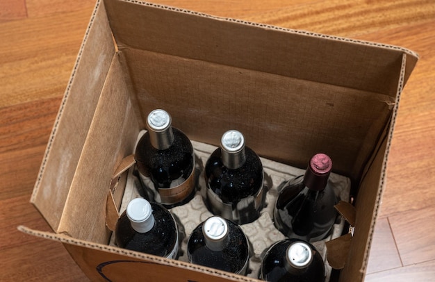Foto vista ad alto angolo delle bottiglie nella scatola
