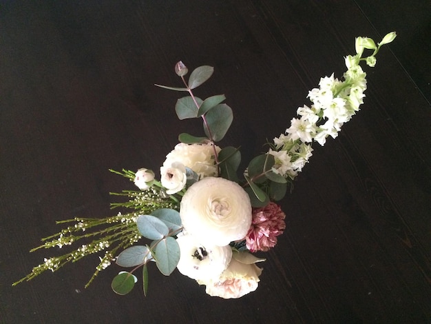 Foto vista ad alto angolo del bouquet in vaso su tavolo