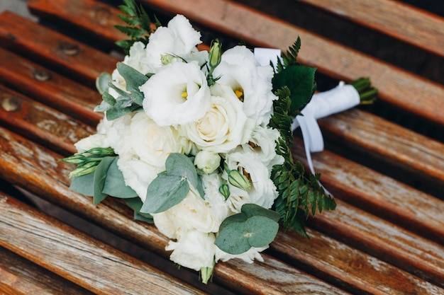 Foto vista ad alto angolo del bouquet su un tavolo di legno