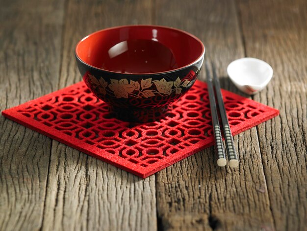Photo high angle view bowl with chopsticks and spoon table