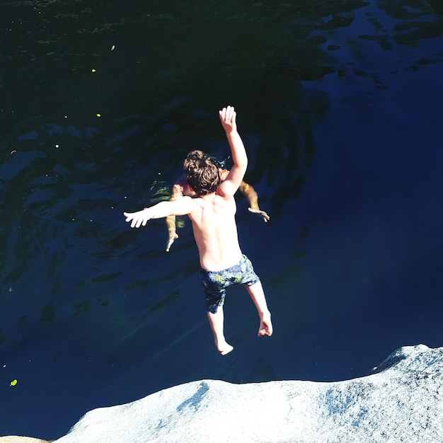 Photo high angle view of boy diving in lake